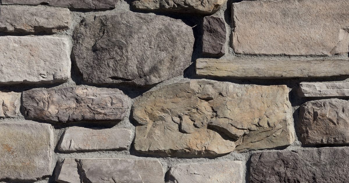 Remate superior de muro em pedra - CHISELED EDGE PEAKED - Eldorado Stone